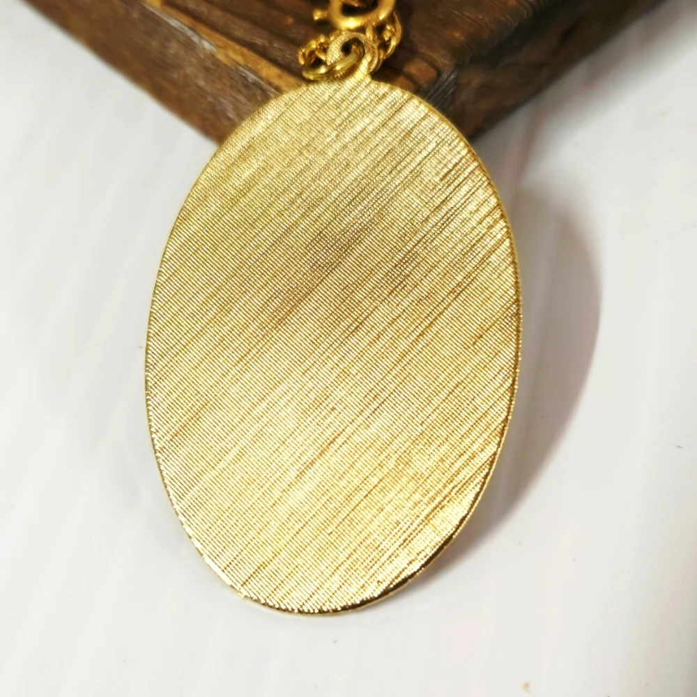 Fran Mar Signed Vintage Style Goldtone Oval Pendant Necklace Girl With Flag - Picture 3 of 6